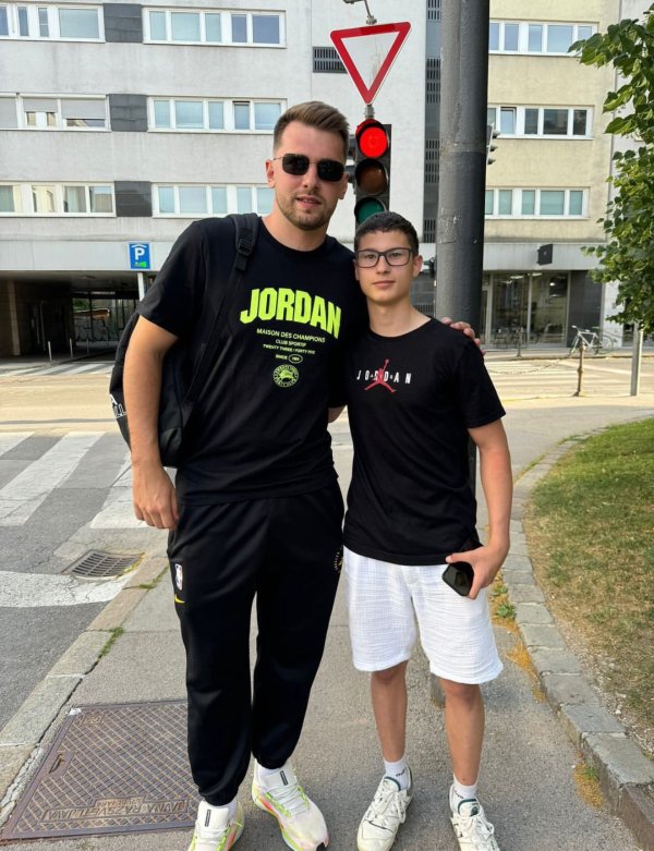 I ve lost weight 🤯 Doncic attended the event and took photos with fans! The photo looks sharp