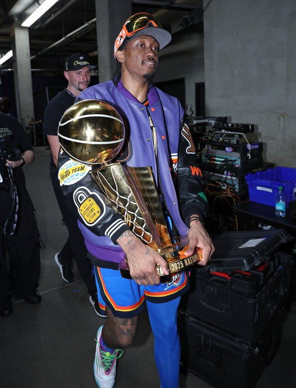 Wearing Kobe s jacket is said to be too rustic 👀 Jaylenway: If those people really meet me, I will ask for a photo